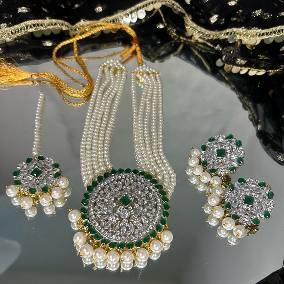 Beautiful Green Pearl Mini ( Locket ) Necklace With Earrings & Tikka - Picture 13 of 14